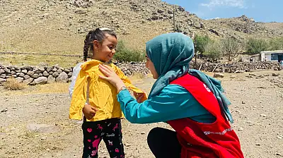 Doğubayazıt'ta köy köy dolaşan Kızılay gönüllüleri çocukların yüzünü güldürdü