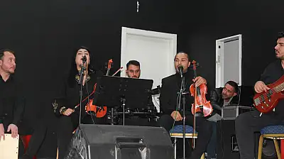 Doğubayazıt'ta öğretmenler günü için 90'lar pop konseri ilgiyle takip edildi