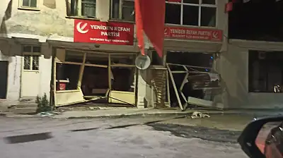 Eleşkirt'te bir kişi traktörle parti binasına daldı, kaçarken yakalandı