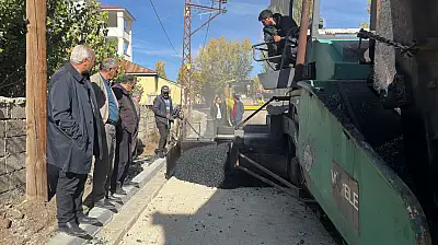 Eleşkirt'te kış gelmeden asfalt çalışmaları hızlandı