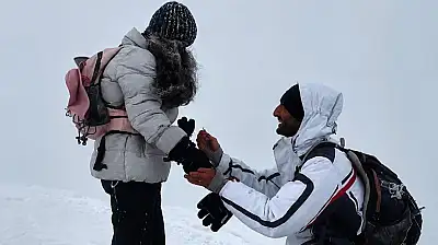 Ermeni çiftlerden Ağrı Dağı'nın zirvesinde çifte evlilik teklifi: 5 bin 137 metrede iki evlilik teklifi