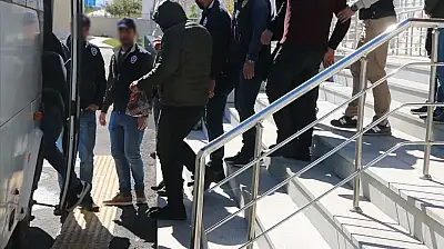 Göçmen kaçakçılığı baronlarına operasyon! 784 milyon liralık suç gelirini aklamakla suçlanıyorlar