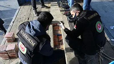 Gürbulak'ta tırın tüpüne gizlenmiş 5 kilo 202 gram uyuşturucu ele geçirildi
