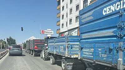Hasat tarlada, trafik Ağrı'nın göbeğinde kilitlendi!