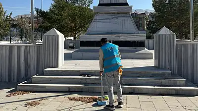 Hükümlüler, Doğubayazıt Şehitliği'nde temizlik çalışması gerçekleştirdi