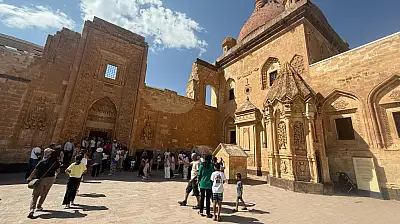 İshak Paşa Sarayı'nda hafta sonu hareketliliği