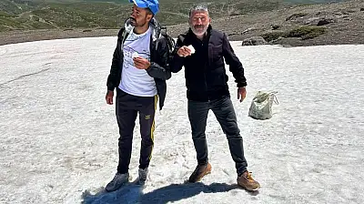 İstanbul sıcağından kaçtı, Ağrı'da Temmuz ayında kar yedi