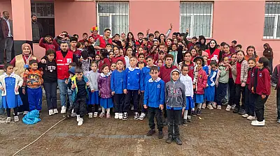 Kızılay ekibi Tutak'ta öğrencilerle buluştu