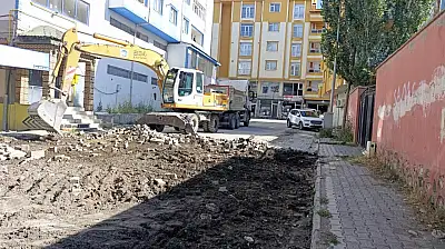 Parke taşlar söküldü, asfalt hazırlıkları başladı