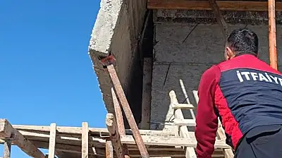 Patnos'ta iş kazası paniği: Beton bloğu işçilerin üstüne düştü