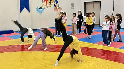 Patnos'ta minik sporcular Amatör Spor Haftası için sahaya çıktı