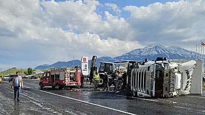 Patnos'ta motosikletin üzerine devrilen tırda 2 kişi yaşamını yitirdi