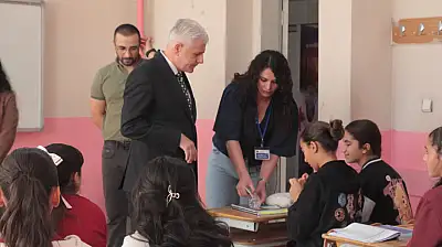 Sabahın ilk saatlerinde sınıfa girdi, öğrencilerle deneye katıldı