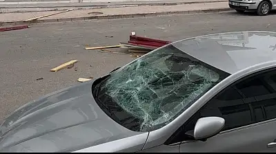 Şiddetli rüzgar Patnos'ta hasara yol açtı, panik anları yaşandı