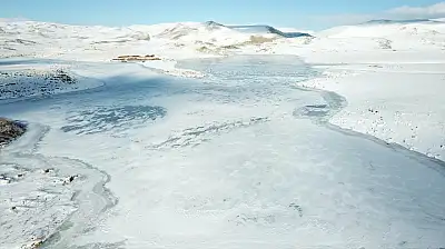 Taşlıçay'da soğuk hava Derecik Barajı'nı esir aldı