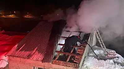 Yoncalı Köyü'nde çatı yangını itfaiye ekiplerince söndürüldü