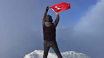 Zirvede Al Bayrağımızı dalgalandırdılar