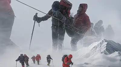 Zirveye halatlara tutunarak çıktılar! Ağrı Dağı'nda kar fırtınasıyla mücadele