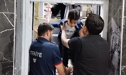 Ağrı'da asansörde mahsur kalan anne ve oğlu kurtarıldı