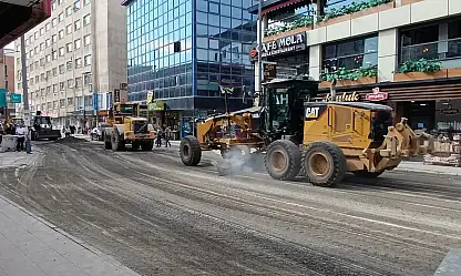Ağrı'da aynı anda kazılan yollar trafiği kilitledi