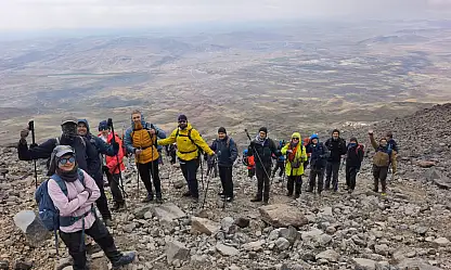 Ağrı'da dağcılar ne giyeceğini şaşırdı!