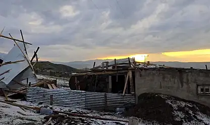 Ağrı'da dolu ve fırtına etkili oldu: Bir evin çatısı uçtu