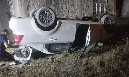 Ağrı'da kontrolden çıkan otomobil binanın çatısını aşıp şarampole uçtu