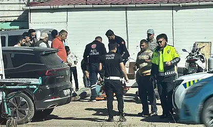 Ağrı'da lüks araç önce elektrik direğine sonra inşaat işçilerine çarptı: 2 yaralı