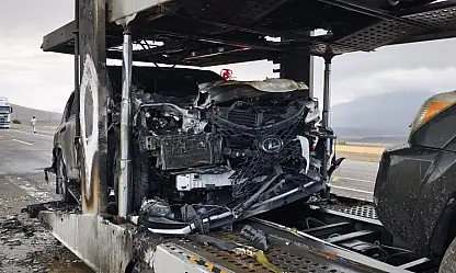 Ağrı'da lüks araçları taşıyan tır alevlere teslim oldu