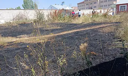 Ağrı'da ot yangını paniği! Alevler evlere metreler kala durduruldu