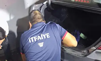 Ağrı'da otomobilin motoruna sıkışan kedi için seferber oldular!
