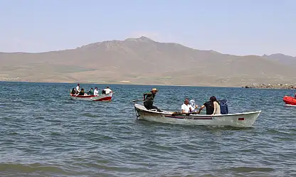 Ağrı'da  serinlemek  isteyenler için tekne turu