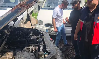 Ağrı'da seyir halindeki otomobil alev aldı