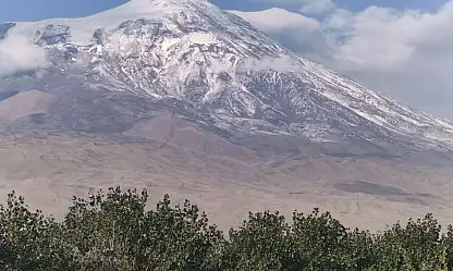 Ağrı'da yaz sonrası ilk kar düştü! Köyler beyaza büründü
