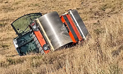 Ağrı'da yol çalışması sırasında asfalt silindiri devrildi! 1 kişi yaralandı