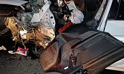 Ağrı-Eleşkirt yolunda can pazarı: korkunç kazada 4'ü ağır 6 yaralı
