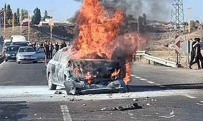 Ağrı Havalimanı kavşağında iki araç çarpıştı, otomobil alev alev yandı