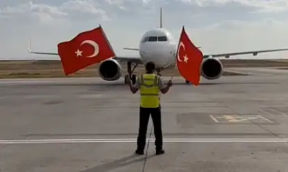 Ağrı Havalimanı'na inen uçaklara Türk bayraklı karşılama