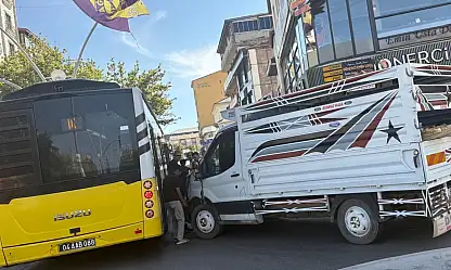 Ağrı'nın en yoğun noktasında otobüs ile kamyonet çarpıştı