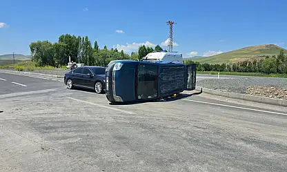 Ağrı-Van karayolunda kaza! Kamyonet yan yattı