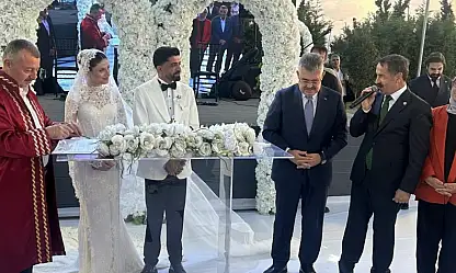 Ağrılı başkanın oğlunun düğününde nikâh cüzdanını Ağrılı vekil verdi