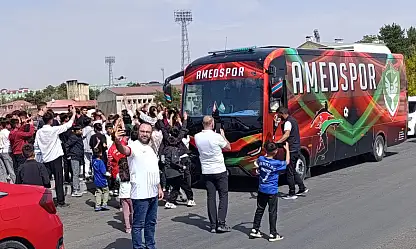 Amedspor takım otobüsüne Ağrı'da konvoylu karşılama