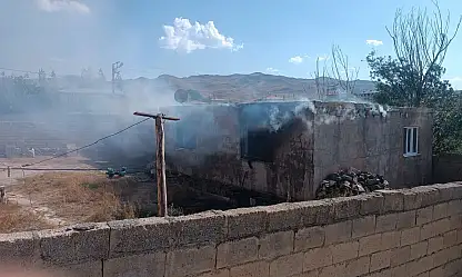Doğubayazıt'ta alevlerin sardığı ev kullanılamaz hale geldi