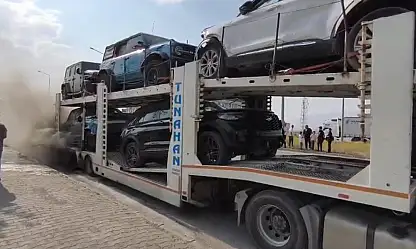 Doğubayazıt'ta araç yüklü tır alev aldı! Lastik patladı, yangın araçlara sıçradı