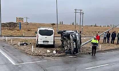 Doğubayazıt'ta iki araç kavşakta çarpıştı! 4 kişi yaralandı