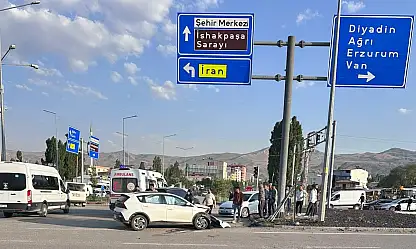 Doğubayazıt'ta kontrolden çıkan otomobil direğe çarptı