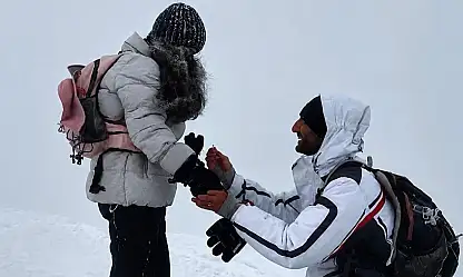 Ermeni çiftlerden Ağrı Dağı'nın zirvesinde çifte evlilik teklifi: 5 bin 137 metrede iki evlilik teklifi