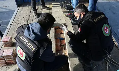 Gürbulak'ta tırın tüpüne gizlenmiş 5 kilo 202 gram uyuşturucu ele geçirildi