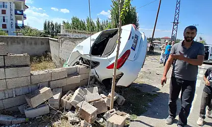Patnos'ta iki araç kavşakta çarpıştı! 1'i çocuk 4 kişi yaralandı