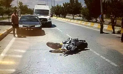 Patnos'ta motosiklet otomobile çarptı: Direksiyon eğitmeni yaralandı